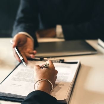 Assessoria jurídica preventiva para médicos e clínicas: termo de consentimento, contratos e documentação