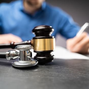 Advogado de defesa médica em ação de erro médico e responsabilidade civil